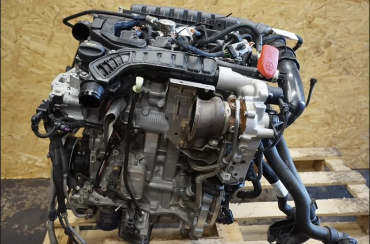 Moteur complet d'occasion posé sur palette — exemple de moteur traité ou sourcé par OVA Motors Parts en Guadeloupe